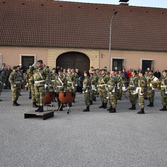 Bild enthält, People, Person, Glove, Marching, Group Performance, Music Band, Shoe, Handbag, Hat, Gun