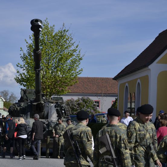 Bild enthält, Handbag, People, Person, Hat, Adult, Male, Man, Shoe, Military Uniform, Gun