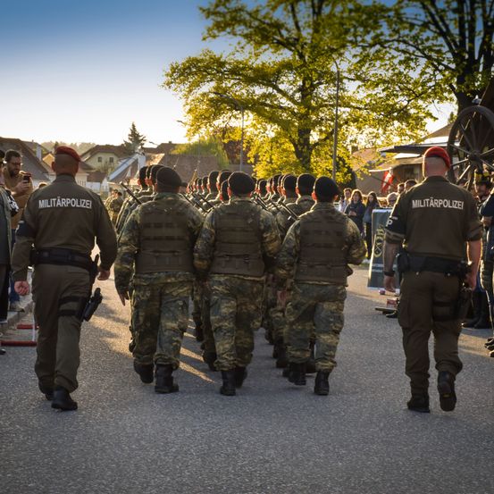 Bild enthält, People, Person, Adult, Male, Man, Shoe, Hat, Glasses, Gun, Wristwatch