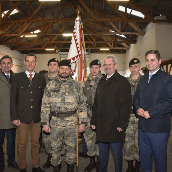 Bild enthält, People, Person, Adult, Male, Man, Pants, Shoe, Hat, Coat, Military Uniform