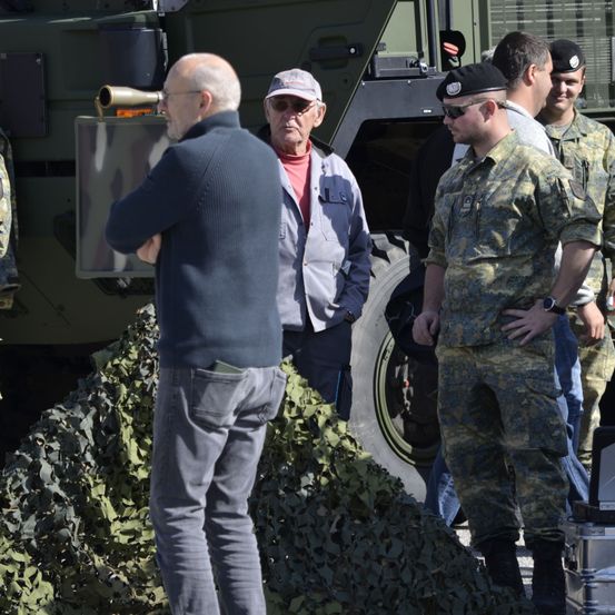 Bild enthält, Hat, Wristwatch, Shoe, Adult, Male, Man, Person, Glasses, Handbag, Military Uniform