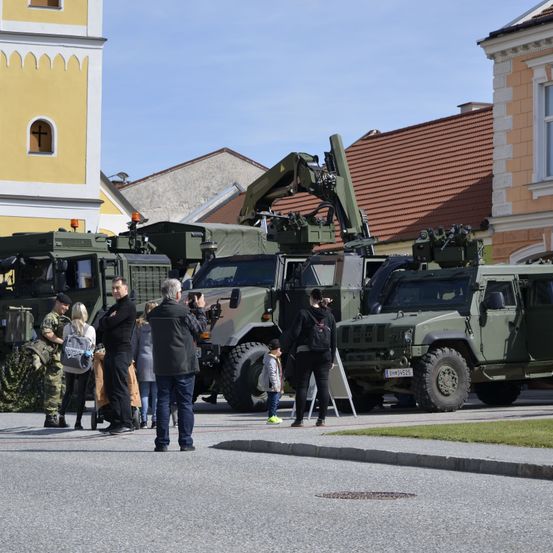 Bild enthält, Person, Shoe, Hat, Handbag, Backpack, Car, Chair