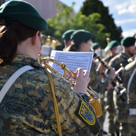 Bild enthält, Army, Military, Military Uniform, Person, Soldier, Adult, Female, Woman, People, Man