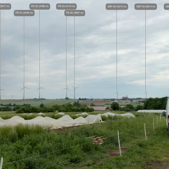 Ein Feld mit mehreren Windturbinen und abgedeckten Parzellen. Die verschiedenen Höhen der Turbinen sind beschriftet.