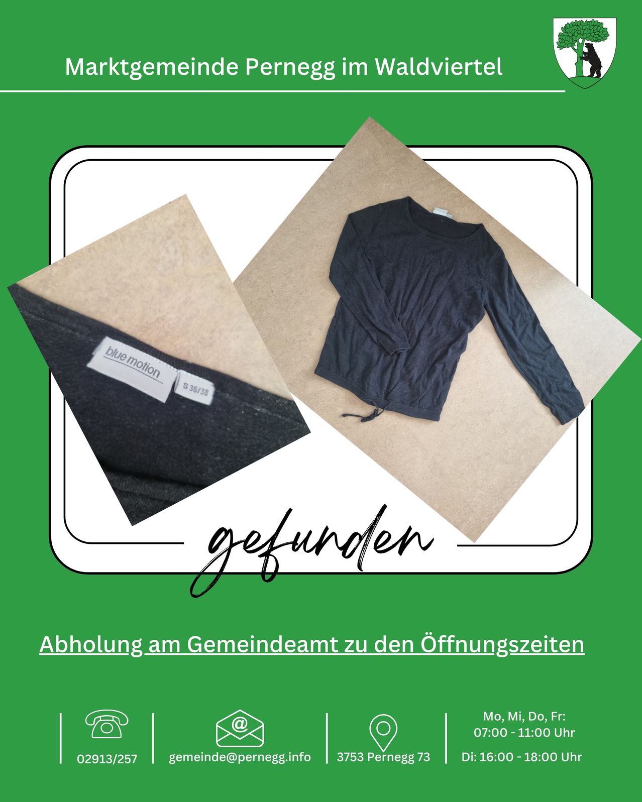 Eine Anzeige mit einem blue motion Etikett auf einem schwarzen Langarmshirt. Das Shirt ist gefaltet und auf einer beigen Oberfläche platziert. Das Wort 'gefunden' ist in Kurschrift unter dem Bild geschrieben. Ein grüner Hintergrund mit Text über die Abholung im Gemeindeamt zu den Öffnungszeiten.