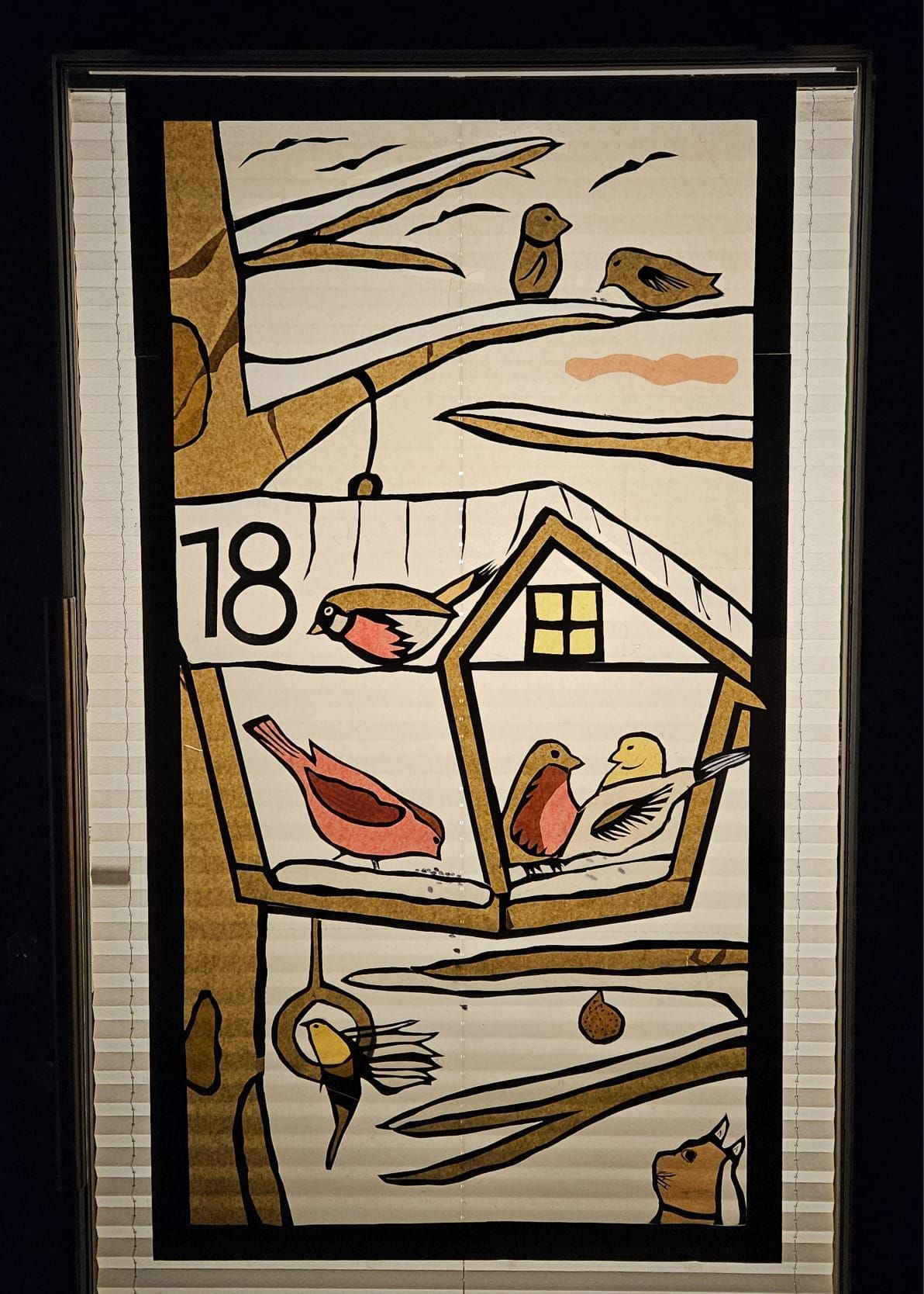 Illustration eines Vogelhauses mit der Nummer 18. Mehrere Vögel sitzen auf dem Vogelhaus, einige im Nest. Bäume und ein Ast sind im Hintergrund.