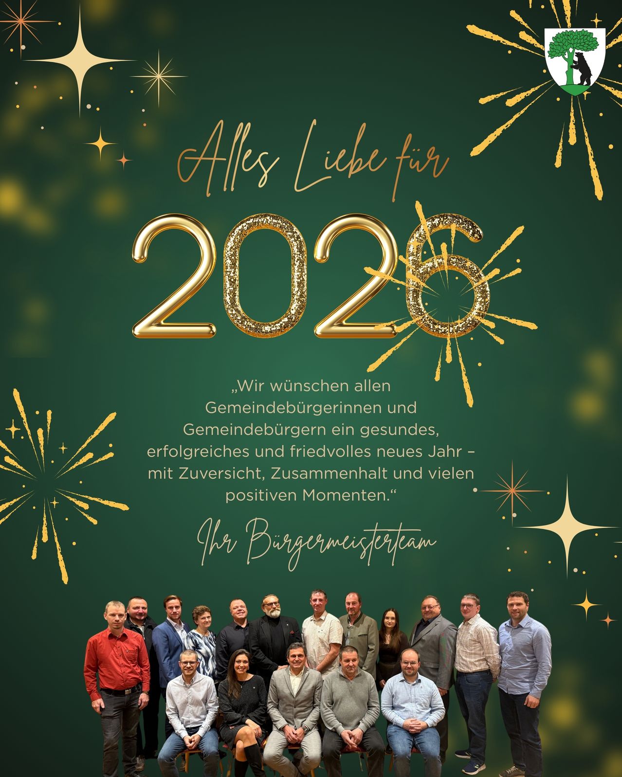 Ein Poster mit grünem Hintergrund zeigt das Jahr 2026 in Gold. Darunter wünscht das Bürgermeisterteam ein gesundes, erfolgreiches und friedliches neues Jahr. Unten ist ein Gruppenfoto von Menschen zu sehen.
