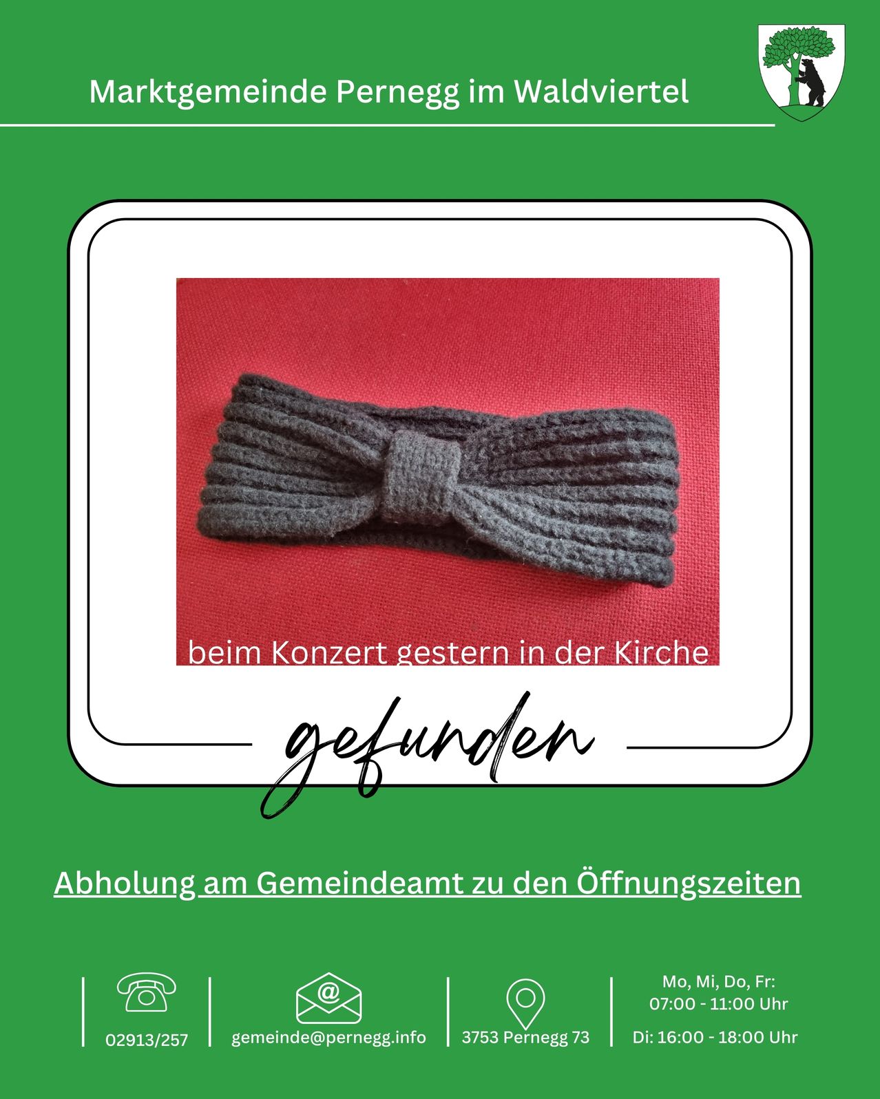 Ein Bild zeigt ein graues gestricktes Haarband auf rotem Hintergrund. Es wurde gestern bei einem Kirchenkonzert gefunden. Darunter steht 'Abholung am Gemeindeamt zu den Öffnungszeiten.' Unten befinden sich Symbole und weiterer Text.