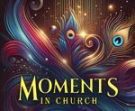 Ein lebendiges Cover-Design mit Pfauenfedern und leuchtenden Lichtern, das den Text 'Momente in der Kirche' in fettem gelbem Schriftzug zeigt. Der Hintergrund ist eine Mischung aus Blau, Lila und Gold.
