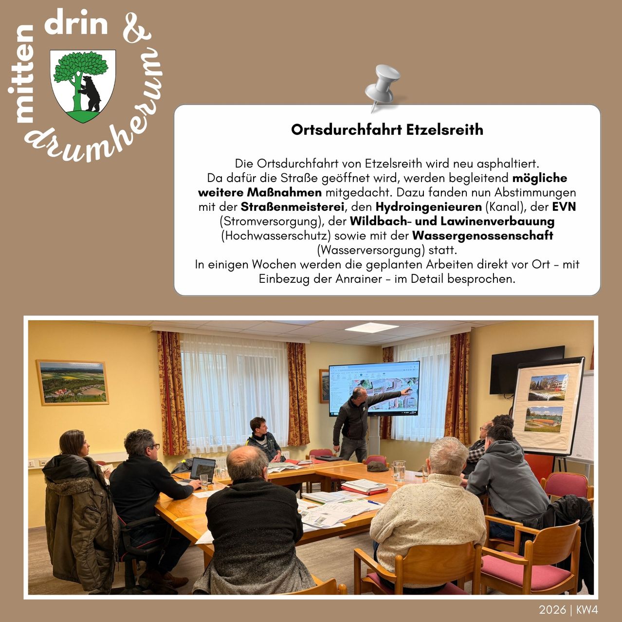 Plakat für eine Dorfführung in Ettelseith. Es zeigt ein Bild einer Versammlung mit einer Person, die an einem Bildschirm präsentiert.