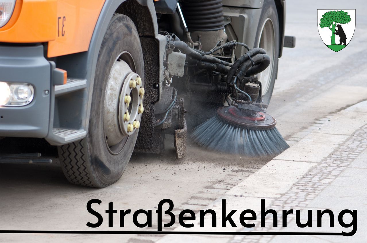 Ein Straßenreinigungsfahrzeug ist am Straßenrand geparkt, mit ausgeklapptem und aktivem Reinigungsmechanismus, der den Bürgersteig reinigt.