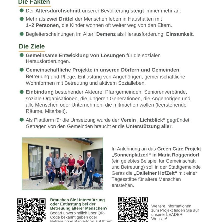Ein Flyer mit einer Gruppe von Menschen vor einem Haus, Text auf Deutsch über gemeinschaftliche Projekte für die Betreuung älterer Menschen und QR-Codes für weitere Informationen.
