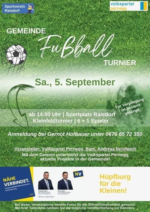 Plakat für ein Gemeindefußballturnier in Raisdorf, Deutschland, am 5. September, mit einem Fußball, einem grünen Feld und den Namen der Organisatoren.