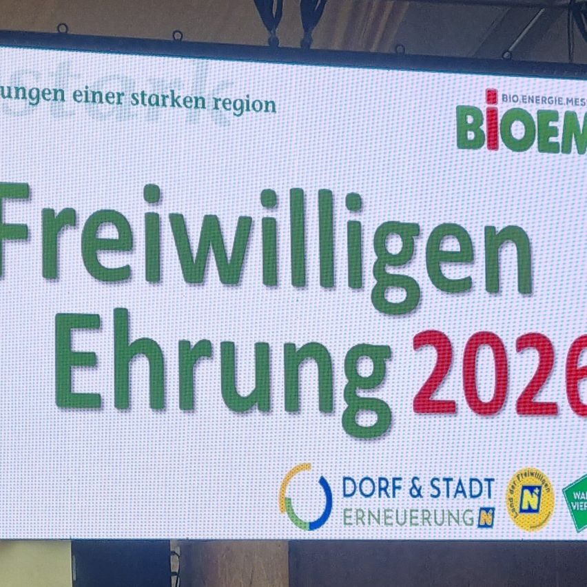 Ein Plakat bewirbt das Freiwilligenprogramm BioEM 2026 für eine starke Region. Es hat grünen Text auf weißem Hintergrund. Das Logo von Dorf & Stadt Erneuerung ist ebenfalls sichtbar.
