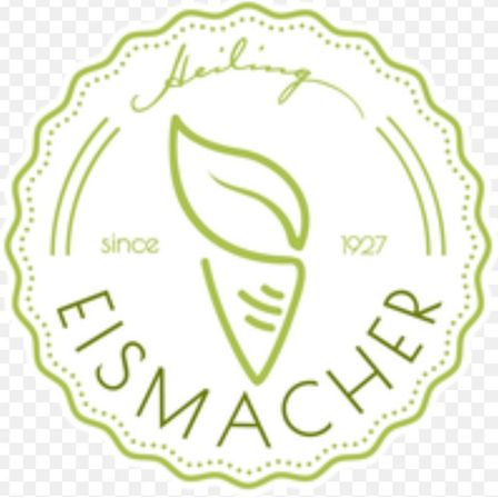 Ein grünes kreisförmiges Emblem mit den Worten "FISMMACHER" und einem Blattdesign. Es enthält einen Kegel mit Streifen und den Text "seit 1927". Der Rand hat ein gepunktetes Design.