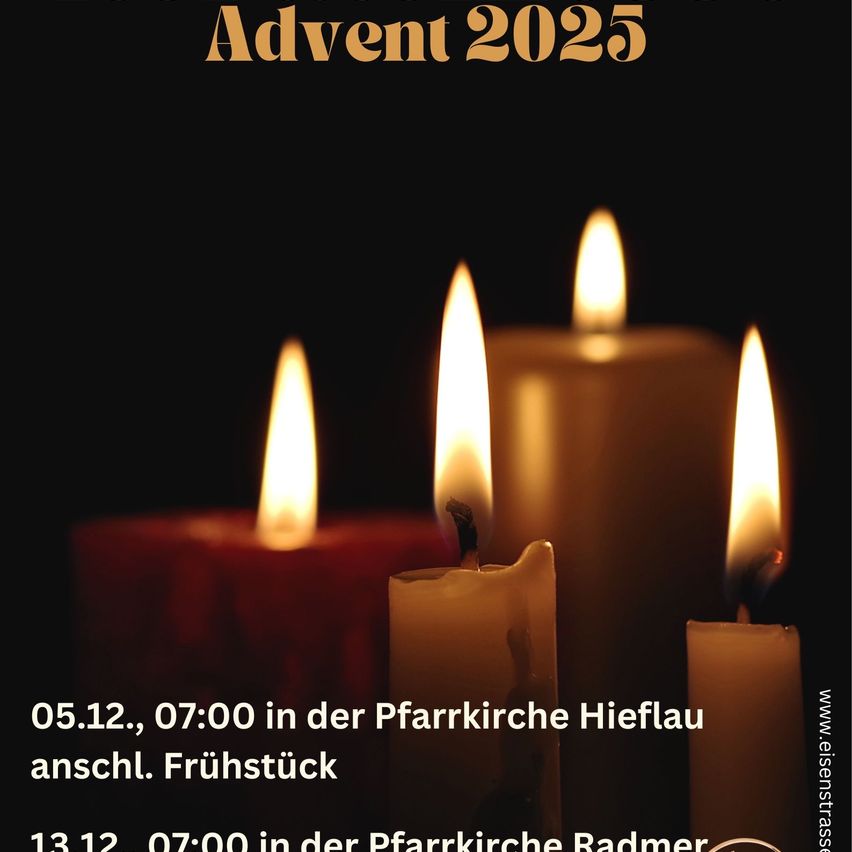 Adventskalender 2025 mit vier brennenden Kerzen. Zwei Termine und Orte für Veranstaltungen sind aufgelistet: 5. Dezember in der Pfarrkirche Hieflau und 13. Dezember in der Pfarrkirche Radmer.