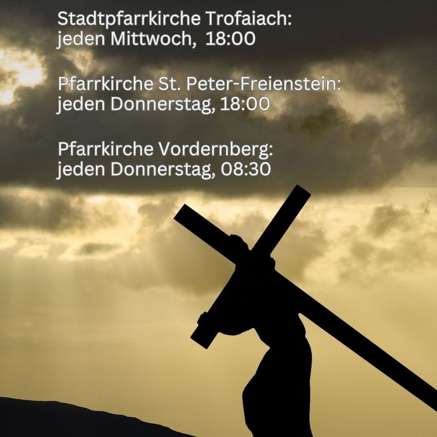 Eine Silhouette einer Person, die ein Kreuz trägt, steht vor einem bewölkten Himmel. Der Text zeigt die Gottesdienstzeiten in deutscher Sprache an.