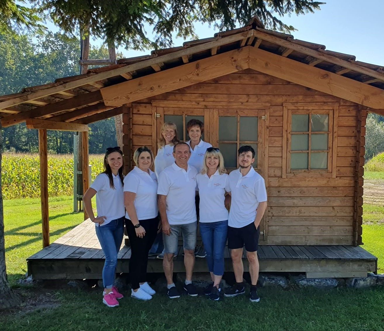 Bild enthält, Shelter, Female, Girl, Person, Teen, People, Shorts, Housing, Wristwatch, Pants