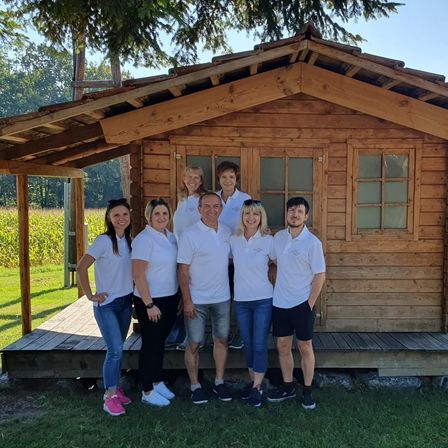 Bild enthält, Shelter, Female, Girl, Person, Teen, People, Shorts, Housing, Wristwatch, Pants