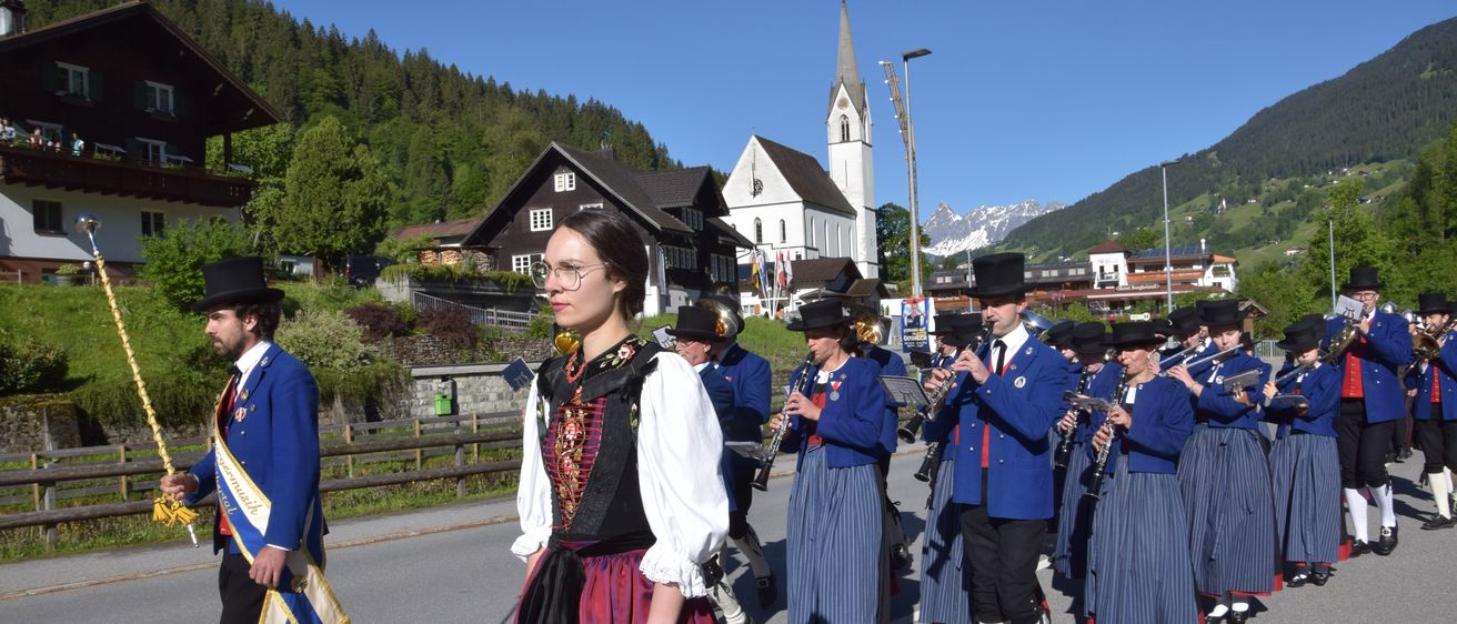 Bild enthält, People, Person, Adult, Female, Woman, Male, Man, Clothing, Footwear, Shoe