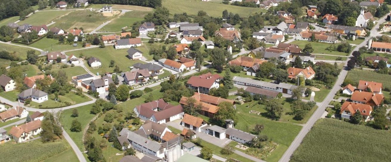 Bild enthält, Outdoors, Suburb, Building, Housing, Nature, House, Countryside, Aerial View
