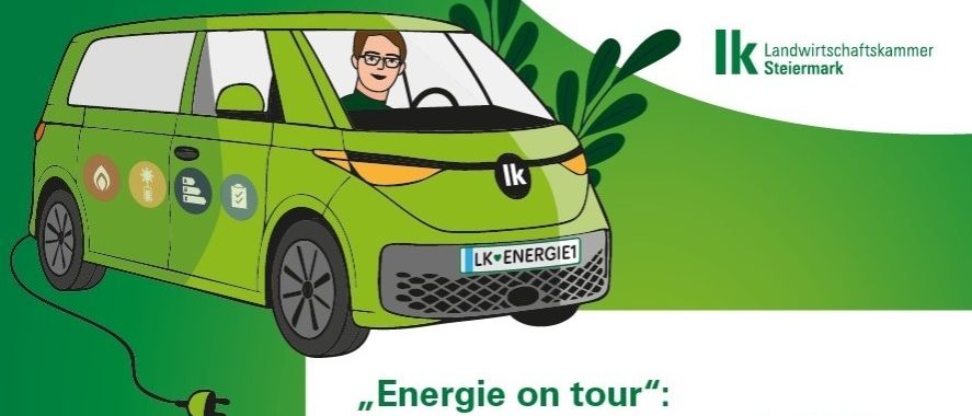 Eine Illustration eines grünen Autos mit einem Mann darin. Das Auto ist an eine Steckdose angeschlossen. Der Text lautet 'Energie on tour' und 'Praxiswissen für energieeffiziente Bauernhöfe.' Der Markenname 'Ik' ist auf der Vorderseite sichtbar.