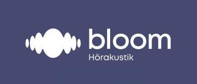 Eine Werbung für Bloom Hörakustik, einen Hörgeräteservice, mit einer lächelnden Frau und Details zu kostenlosen Hörberatungen und persönlichen Hörtests. Die Termine und Zeiten für den Gemeinschafts-Hörtag sind angegeben.