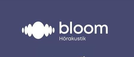 Eine Werbung für Bloom Hörakustik, die eine lächelnde Frau und Hörgeräte zeigt, mit Informationen über kostenlose Hörservices und Beratungstermine.