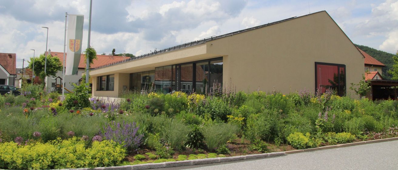 Bild enthält, Neighborhood, Grass, Building, Housing, Villa, City, Office Building, Nature, Outdoors, Car