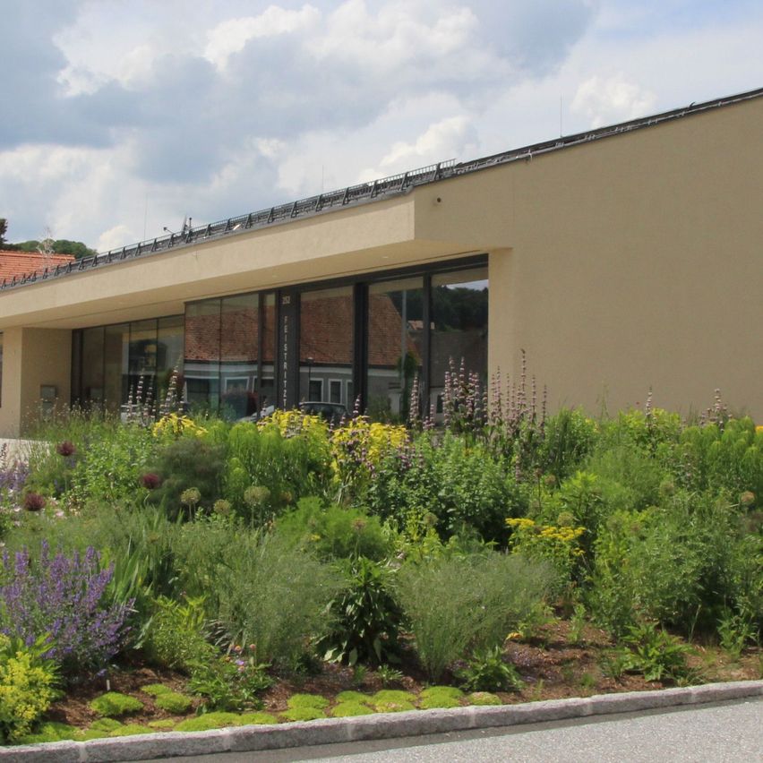 Bild enthält, Neighborhood, Grass, Building, Housing, Villa, City, Office Building, Nature, Outdoors, Car