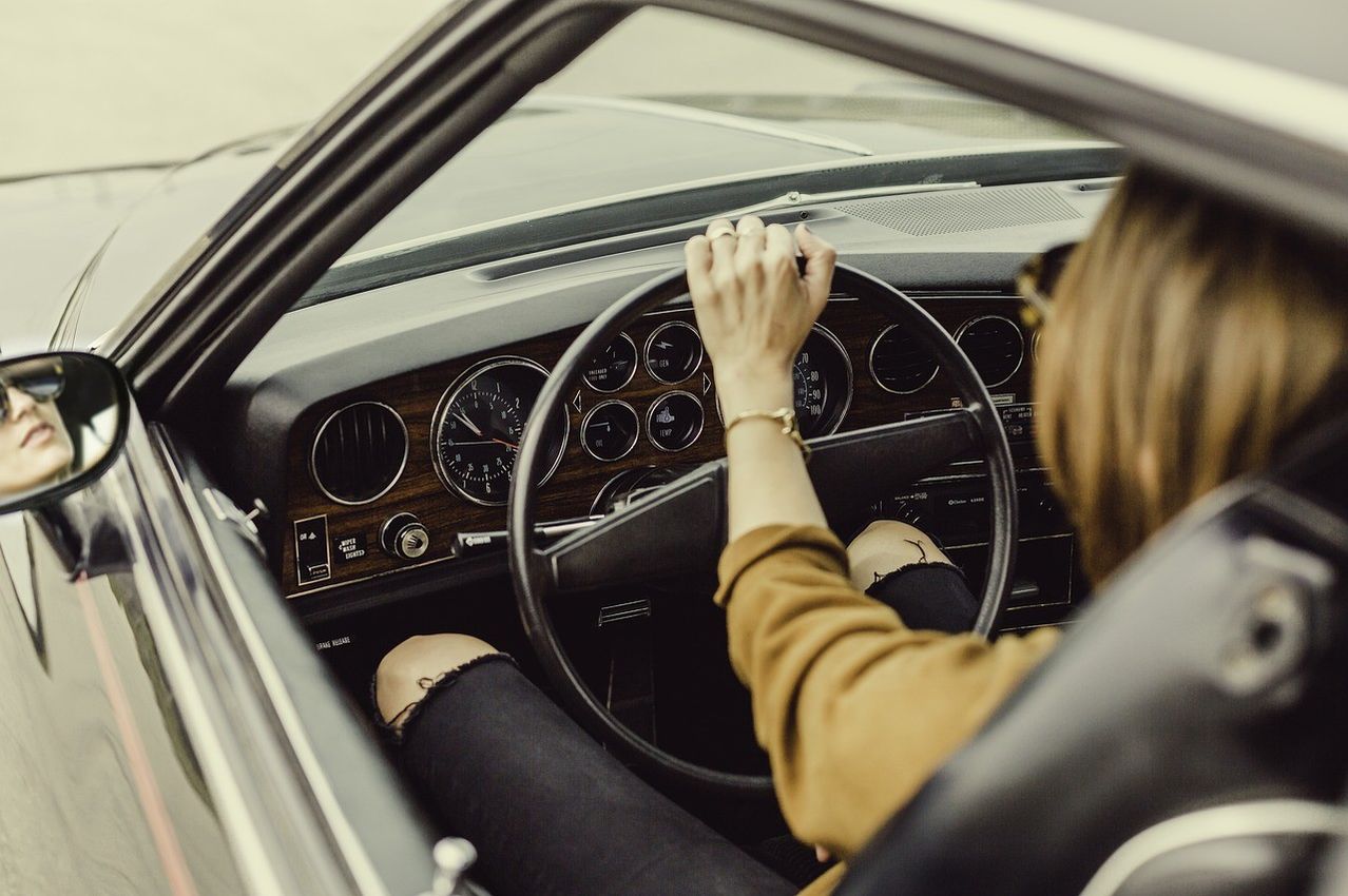 Bild enthält, Car, Vehicle, Driving, Person, Adult, Female, Woman, Wheel, Face, Bracelet