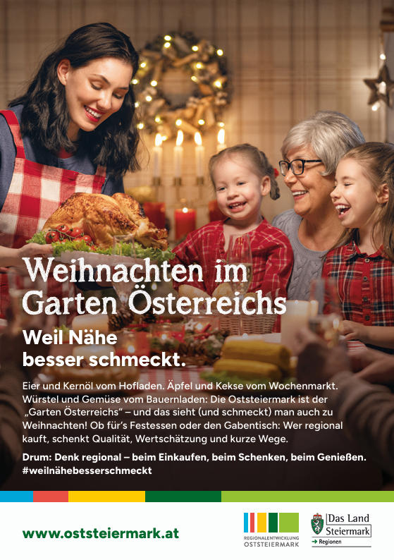 Eine Familie genießt gemeinsam ein Weihnachtsessen. Die Frau serviert ein Gericht, und die Kinder und die ältere Frau lächeln. Der Text lautet 'Weihnachten im Garten Österreichs' und betont regionale Produkte und Familientreffen.