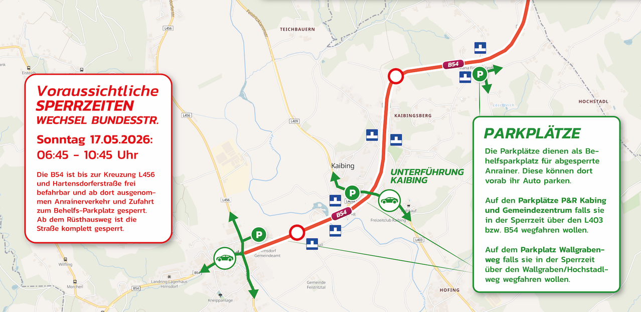 Eine Karte zeigt eine Route mit mehreren Kreuzungen. Es gibt zwei Parkplätze, die durch grüne Schilder gekennzeichnet sind, und zwei Pfeile, die auf eine Hauptstraße zeigen, die durch eine rote Linie markiert ist. Das Gebiet umfasst Straßen und einen Fluss.