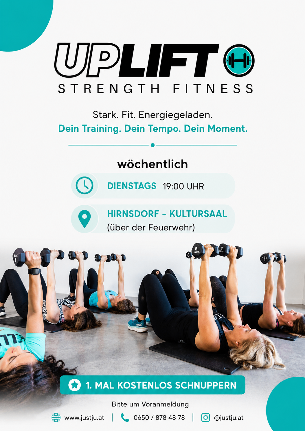 Eine Gruppe von Frauen führt Krafttraining mit Hanteln in einem Fitnessstudio durch. Der Text über ihnen lautet 'OPLIFT STRÄRKE FITNESS' und 'Stark. Fit. Energiegeladen. Dein Training. Dein Tempo. Dein Moment.' Der Zeitplan für ihre wöchentliche Sitzung wird ebenfalls angezeigt.