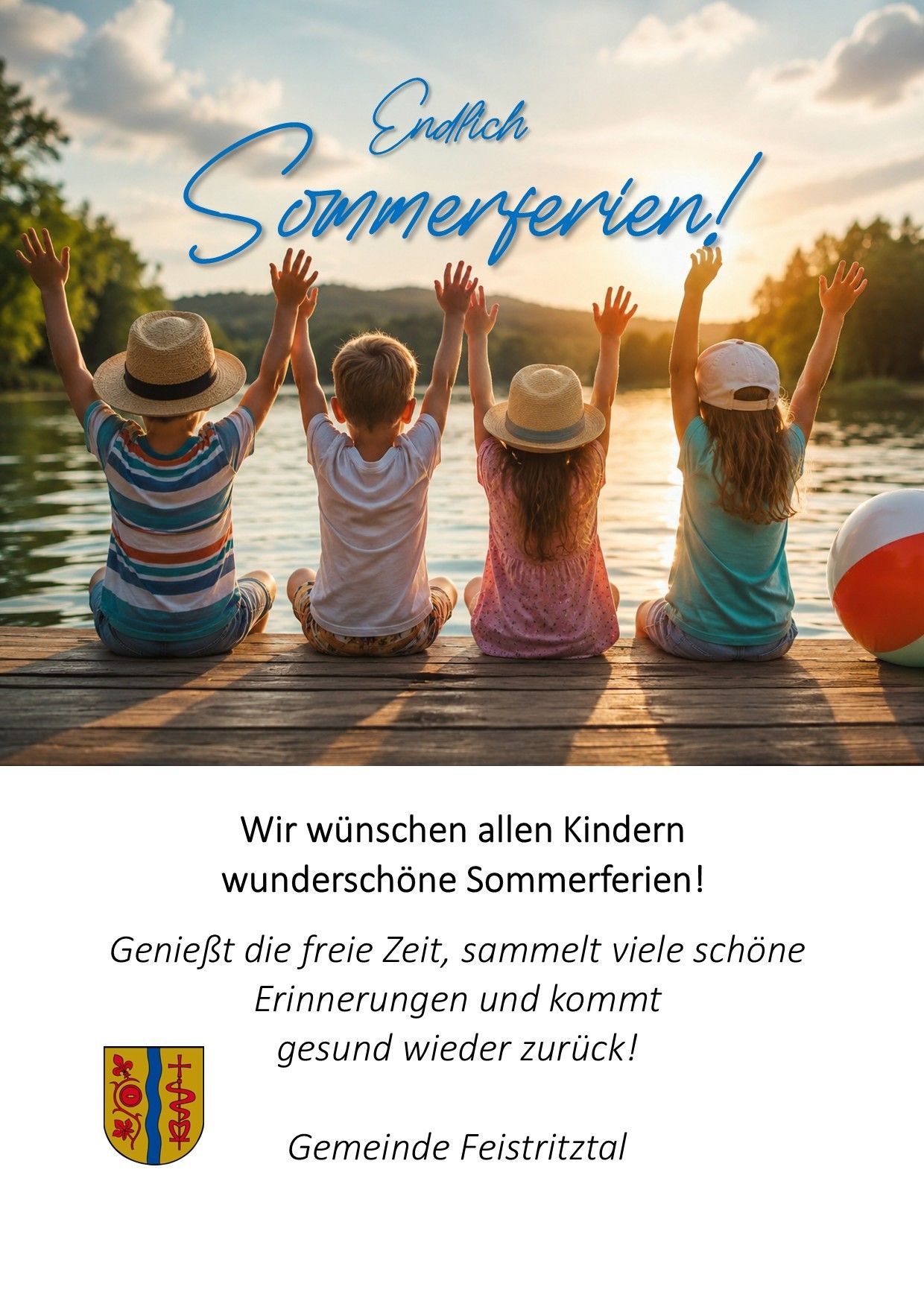 Vier Kinder sitzen auf einem hölzernen Steg, Arme erhoben, lächeln zur untergehenden Sonne. Ein Strandball ist in der Nähe. Der Text lautet 'Genießt die freie Zeit, sammelt viele schöne Erinnerungen und kommt gesund wieder zurück!'.
