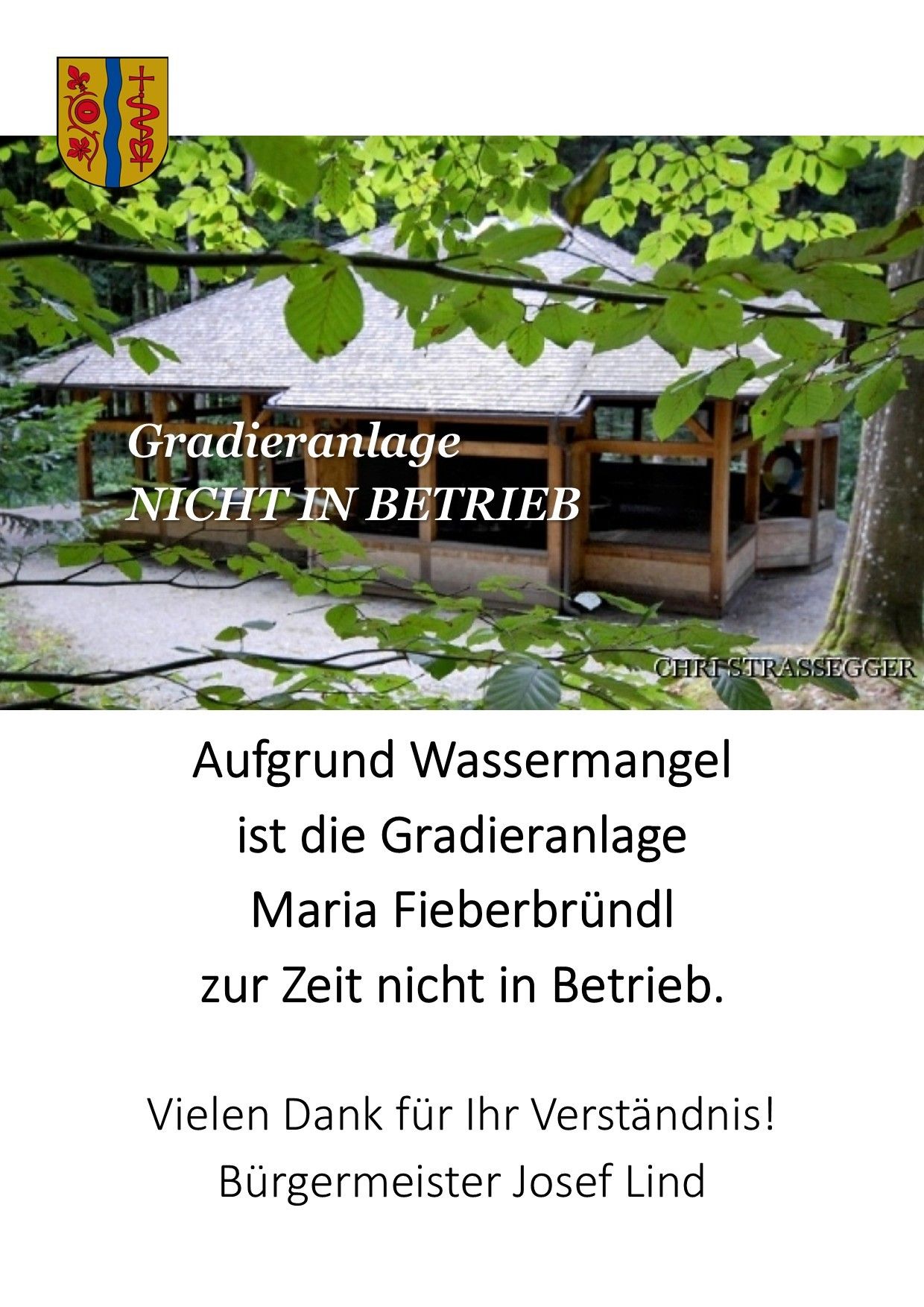 Ein Bild zeigt einen geschlossenen Maria Fieberbrundl Teich mit einem Hinweis, dass er aufgrund von Wassermangel nicht in Betrieb ist. Der Text bedankt sich für das Verständnis.