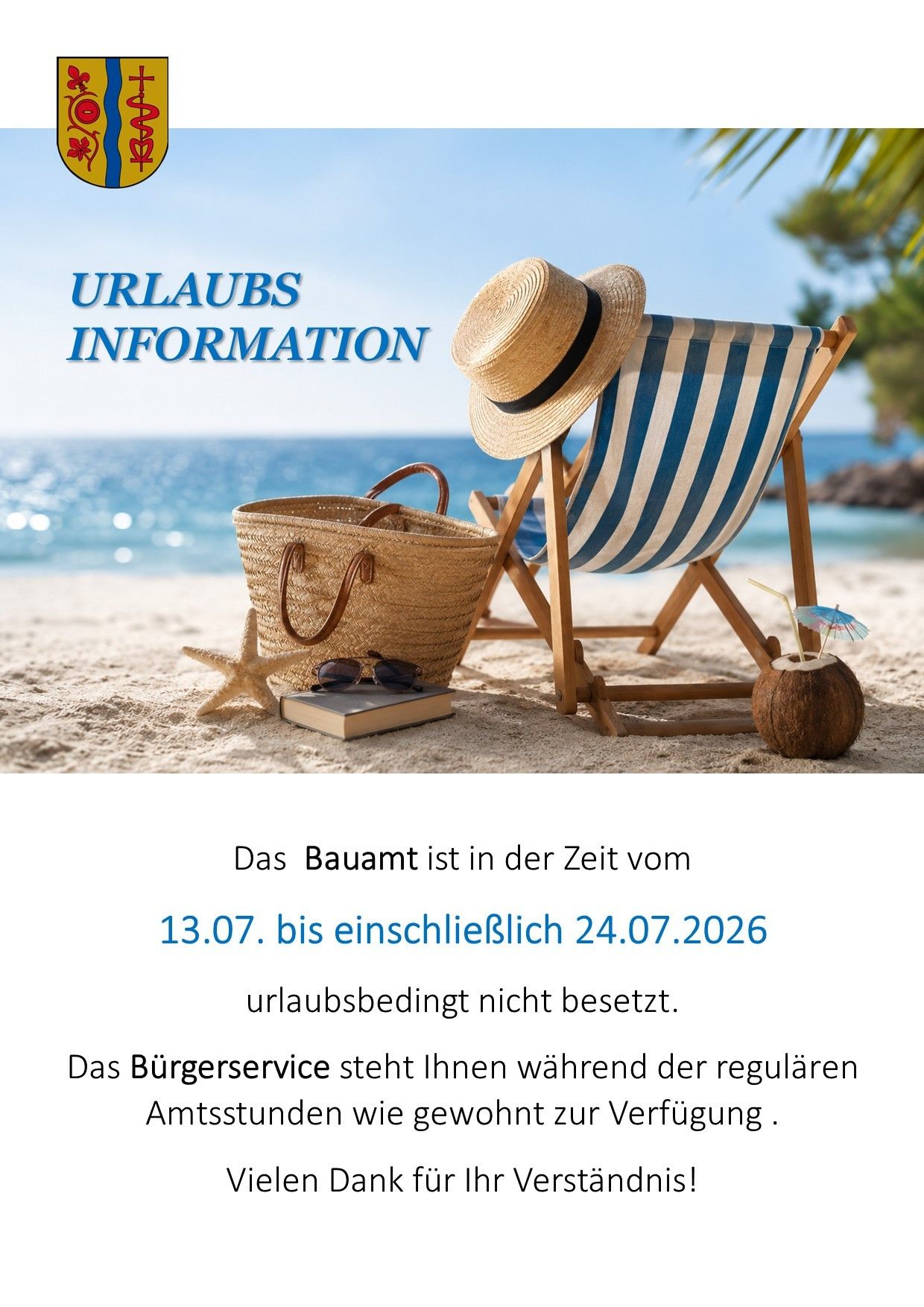 Eine Strandszene mit einem Strandstuhl, einem Korb, einem Buch, Sonnenbrillen und einem Kokosnuss-Getränk. Der Text lautet 'Bauamt ist in der Zeit vom 13.07. bis einschließlich 24.07.2026 nicht besetzt.'