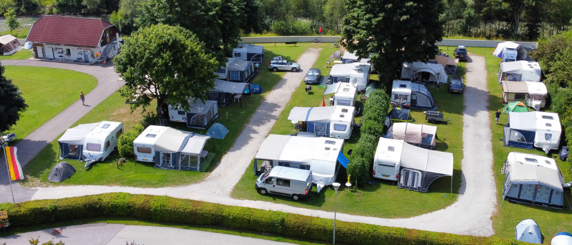 Bild enthält, Building, Outdoors, Housing, House, Aerial View, Driveway, Car, Suburb, Person, Wheel