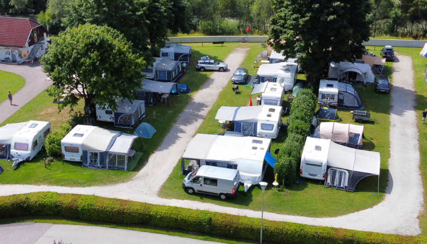 Bild enthält, Building, Outdoors, Housing, House, Aerial View, Driveway, Car, Suburb, Person, Wheel