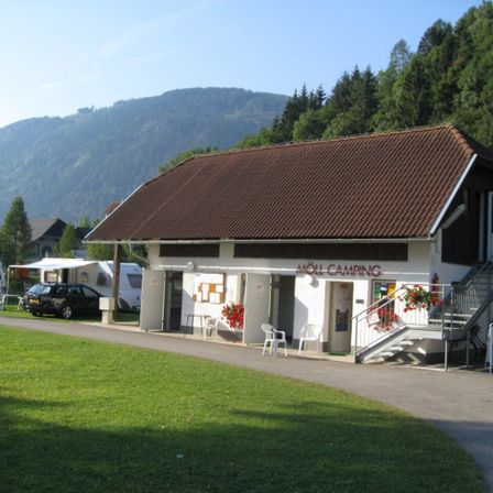 Bild enthält, Grass, Building, Outdoors, Shelter, Person, Car, Housing, Chair, House, Indoors