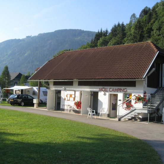 Bild enthält, Grass, Building, Outdoors, Shelter, Person, Car, Housing, Chair, House, Indoors