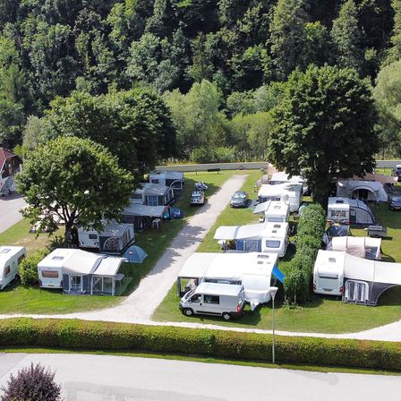 Bild enthält, Outdoors, Architecture, Building, Housing, House, Aerial View, Car, Vehicle, Driveway, Suburb
