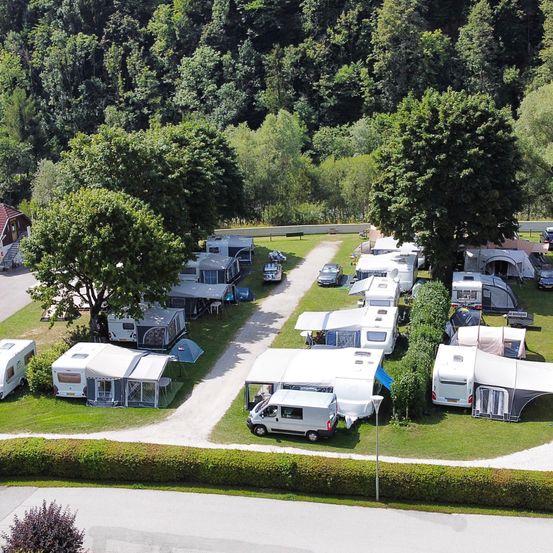 Bild enthält, Outdoors, Architecture, Building, Housing, House, Aerial View, Car, Vehicle, Driveway, Suburb