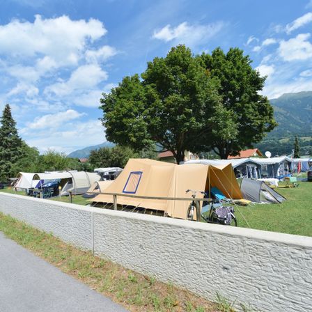 Bild enthält, Tent, Camping, Outdoors, Architecture, Building, Shelter, Car, Transportation, Vehicle