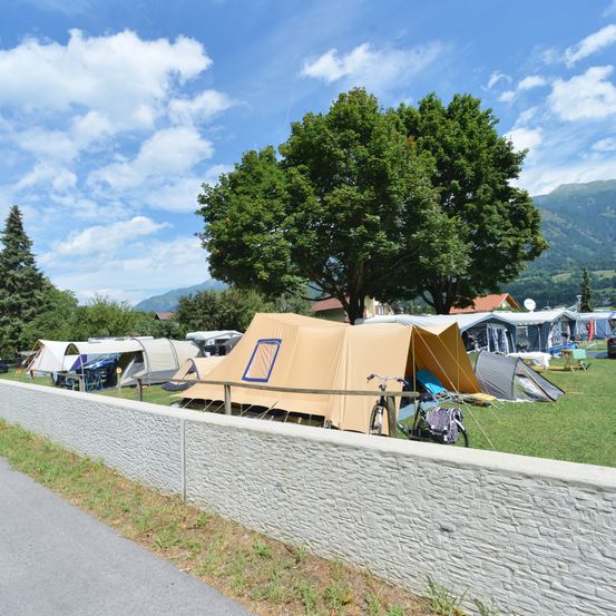 Bild enthält, Tent, Camping, Outdoors, Architecture, Building, Shelter, Car, Transportation, Vehicle