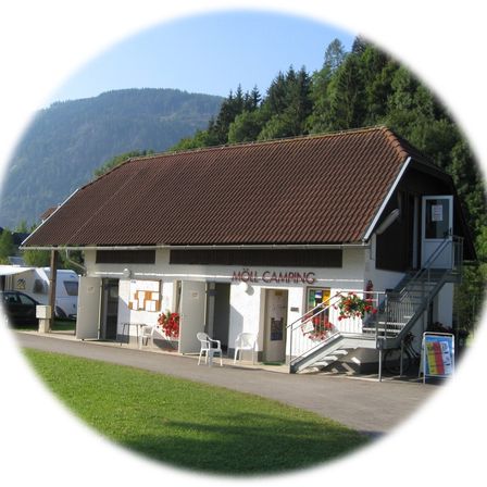 Bild enthält, Chair, Furniture, Outdoors, Shelter, Housing, Car, House, Grass, Roof, Desk