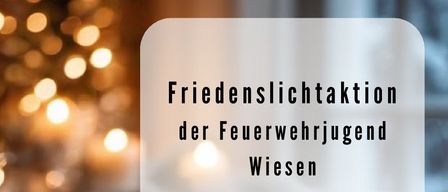 Eine Kerze umgeben von Tannenzweigen mit Weihnachtslichtern wird gezeigt. Ein Logo und Text in Deutsch sind ebenfalls vorhanden. Der Text übersetzt sich zu 'Friedenslichtaktion der Feuerwehrjugend Wiesen'.