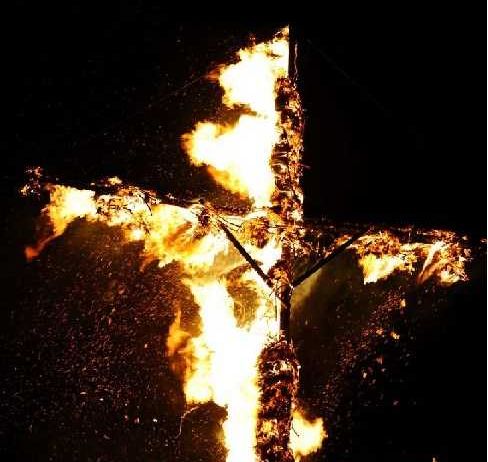 Bild enthält, Cross, Symbol, Fire, Flame, Bonfire