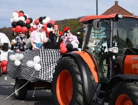 Bild enthält, Tractor, Vehicle, Baby, Person, Bulldozer, Balloon, Hat