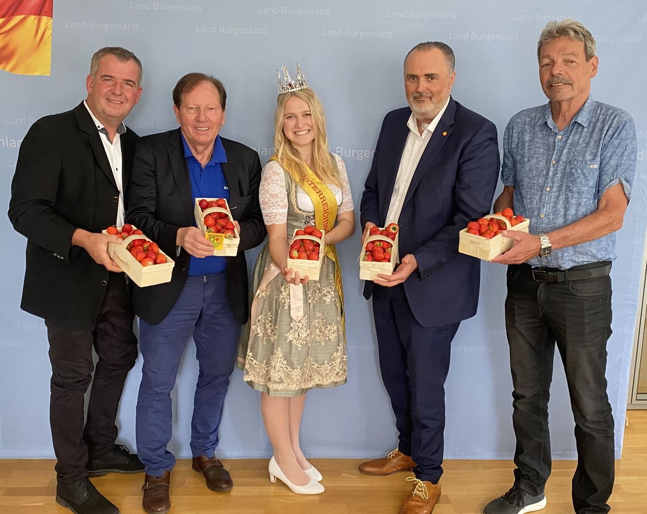 Bild enthält, Groupshot, Person, Adult, Male, Man, People, Lady, Suit, Shoe, Wristwatch